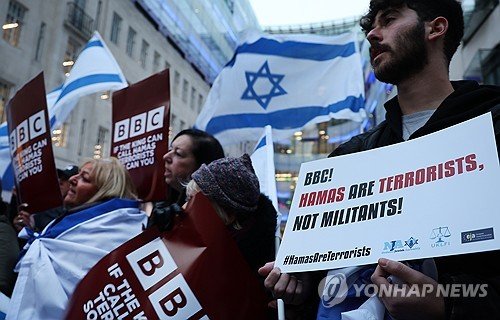 BRITAIN BBC JEWISH ASSEMBLY PROTEST : 네이트 뉴스