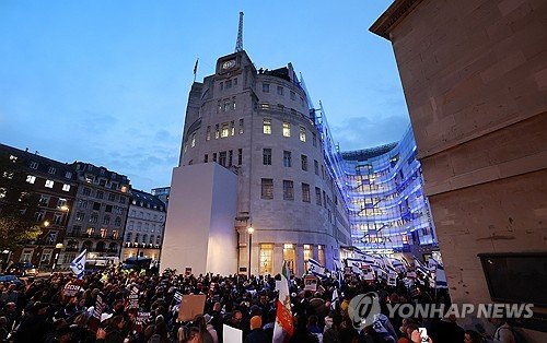 BRITAIN BBC JEWISH ASSEMBLY PROTEST : 네이트 뉴스