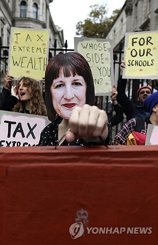 BRITAIN POLITICS BUDGET PROTEST : 네이트 뉴스