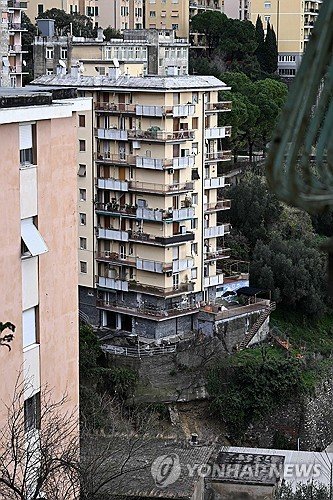 ITALY RETAINING WALL COLLAPSE : 네이트 뉴스