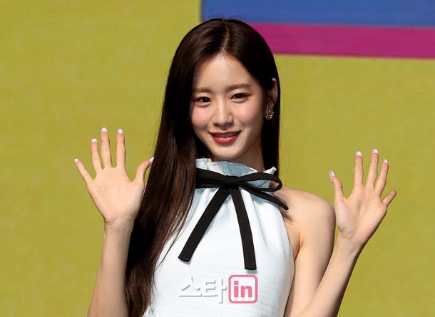 [포토]WOO!ah! 우연, 수줍은 인사 : 네이트 연예
