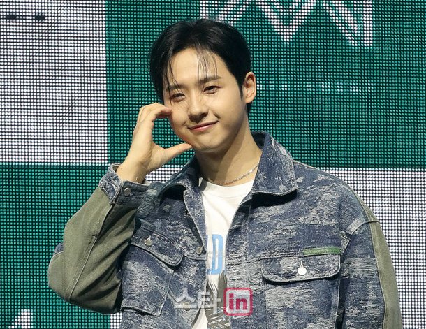 [포토]B1A4 신우, 많이 사랑해주세요! : 네이트 연예
