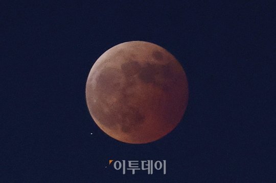 [포토] 개기월식 현상에 붉은색 드러낸 달 : 네이트 뉴스