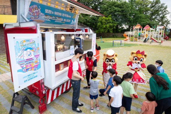 롯데월드, 아동청소년 보육시설에 '아이스크림 트럭' 방문 : 네이트 뉴스 롯데월드, 아동청소년 보육시설에 '아이스크림 트럭' 방문 : 네이트 뉴스