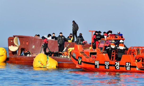 신안바다서 뒤집힌 '청보호' 오늘 인양…건조 1년 안된 새 배 : 네이트 뉴스