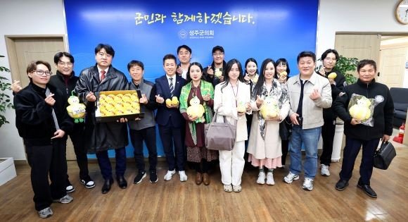 성주군의회 찾은 베트남 응우옌 왕조 공주 일행 : 네이트 뉴스