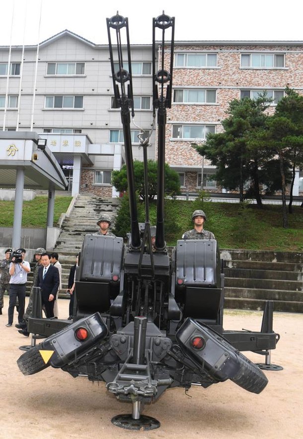자폭 드론 잡는 데 300만달러 미사일 써야 할까? 이탈리아가 1,200달러 포탄으로 잡은 비결 : 네이트 뉴스