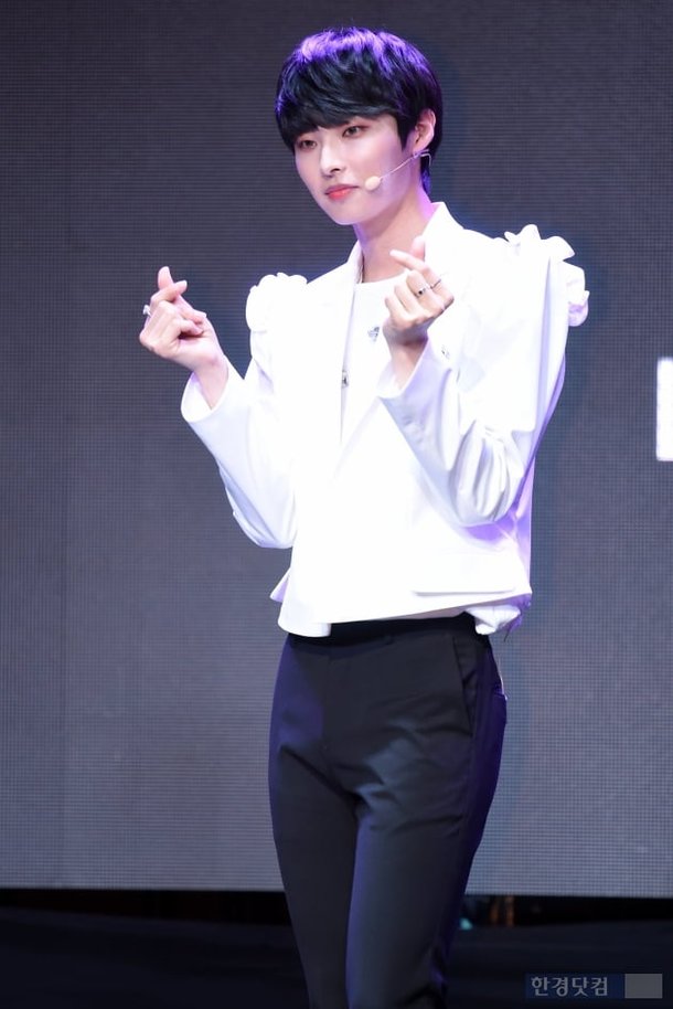[포토] 리미트리스 희석, '팬들을 향한 멋진 하트~' : 네이트 연예