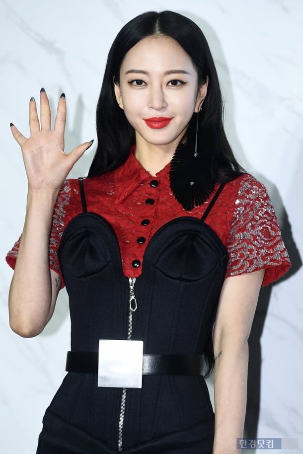 [포토] 한예슬, '심쿵 아이컨택~' : 네이트 뉴스