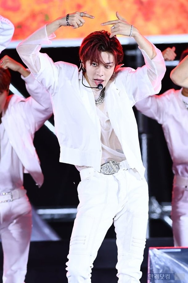 [포토] NCT 127 유타, '상남자 눈빛' : 네이트 뉴스