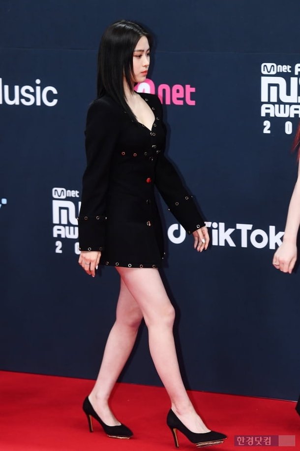[포토] ITZY 류진, '도도한 발걸음' (2021 MAMA) : 네이트 연예