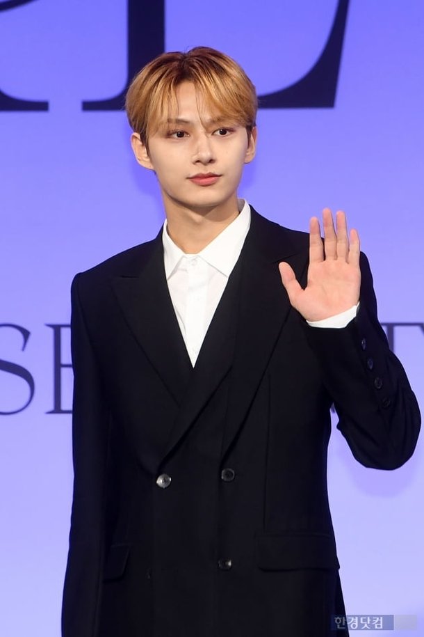 [포토] 세븐틴 준, '클로즈업을 부르는 잘생김' : 네이트 연예