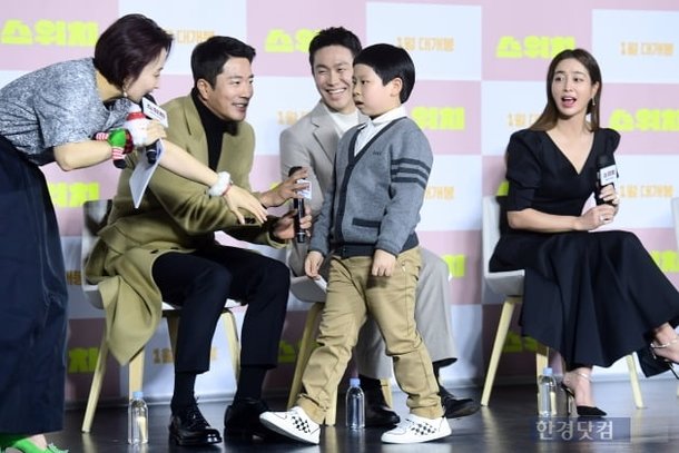 [포토] 김준, '조금은 긴장한 모습으로 등장' : 네이트 연예