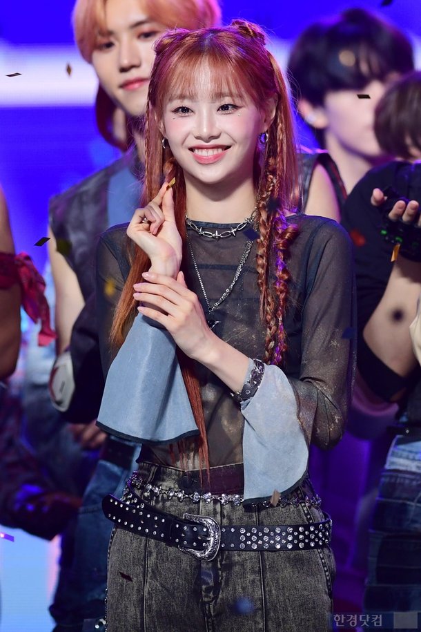 [포토] 츄, '꽃가루 잡고 기분 좋아~' : 네이트 연예