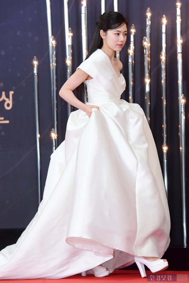 [포토] 이가연, '눈부신 청순미 뽐내며 등장' (2023 KBS 연기대상) | 아이돌24시 : 네이트 연예