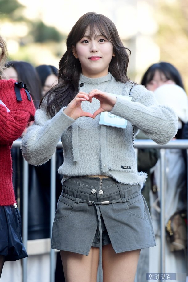 [포토] 여동생 소현, '깜찍 미모 뽐내며~' : 네이트 연예