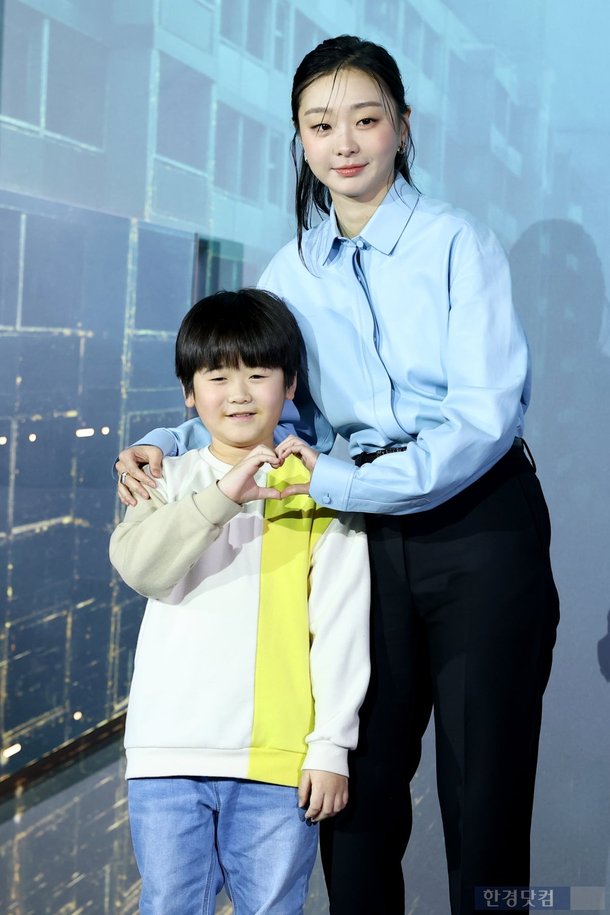 [포토+] 김다미-권은성, '귀여움 가득한 엄마와 아들' : 네이트 연예