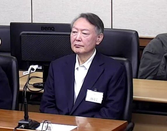 윤석열 전 대통령이 2026년 2월 법정 피고인석에 앉은 모습