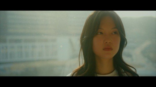 민진(MINJIN), 데뷔곡 '왜 우리가 이렇게 된건지' 티저 공개…10대 솔로 아티스트 : 네이트 연예
