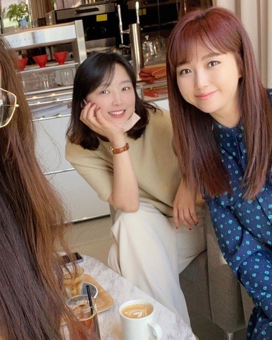 정형돈 아내 한유라, 눈썹문신한 친구 배려해 찰칵…안 꾸며도 청순한 쌍둥이맘 : 네이트 연예