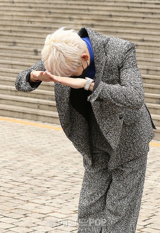 [포토]뱀뱀, 한국 새배 포즈까지! : 네이트 뉴스