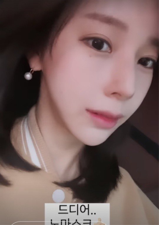 '♥전선욱' 야옹이 작가, 노마스크 최대 수혜자…미모 자랑할 맛나네 : 네이트 연예