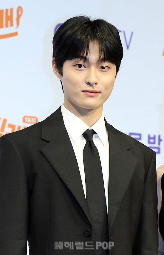 [포토]윤찬영, 훈훈한 눈빛 : 네이트 뉴스