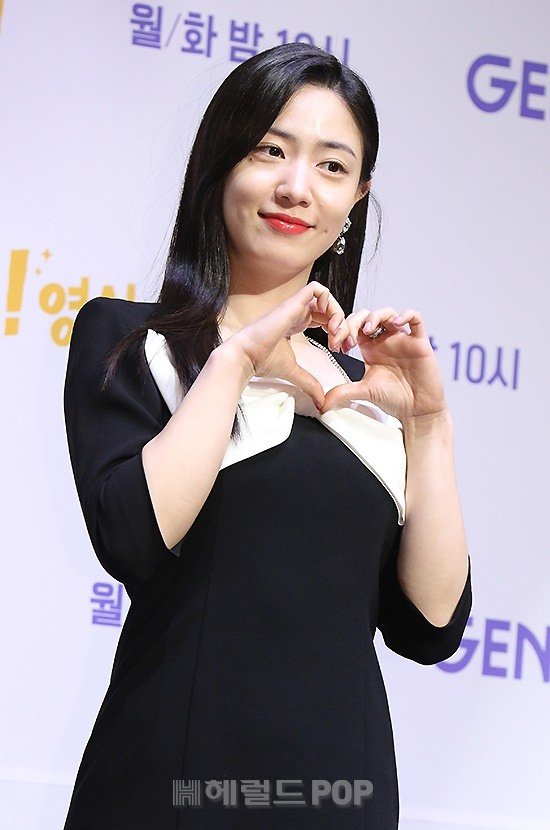 [포토]정우연, 사랑스러운 하트 : 네이트 뉴스