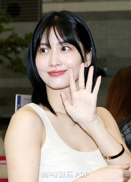 [포토]트와이스 모모, '사랑스러운 인사' : 네이트 뉴스