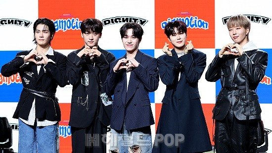 [포토]디그니티, '사랑해요' : 네이트 뉴스