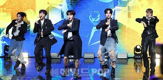 [포토]디그니티, 설레는 첫 무대 : 네이트 뉴스