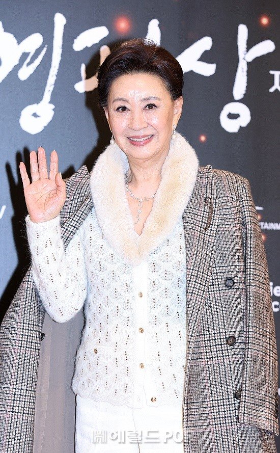 [포토]문희, 영평상 공로영화인상 수상 : 네이트 뉴스