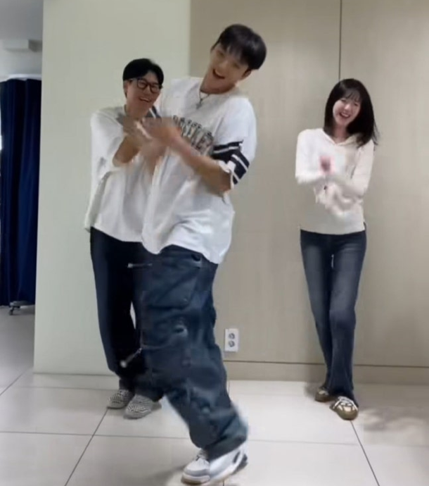 지예은 바타와 함께 출연한 춤 영상 화면