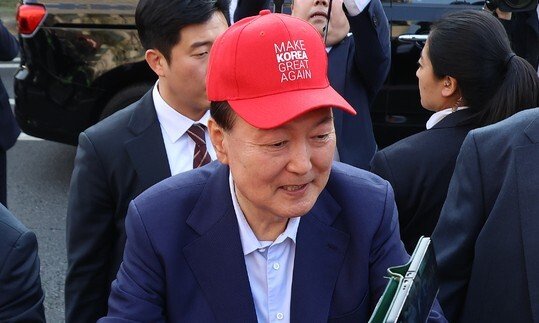 'MKGA' 빨간 모자 쓴 윤석열…지지자들 