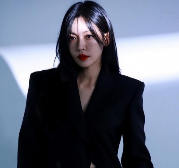 배우 김소연, SNS에 화보같은 사진 공개…시크한 매력 '물씬' : 네이트 뉴스
