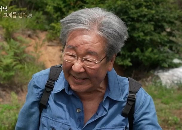 최불암 파란색 옷을 입은 모습