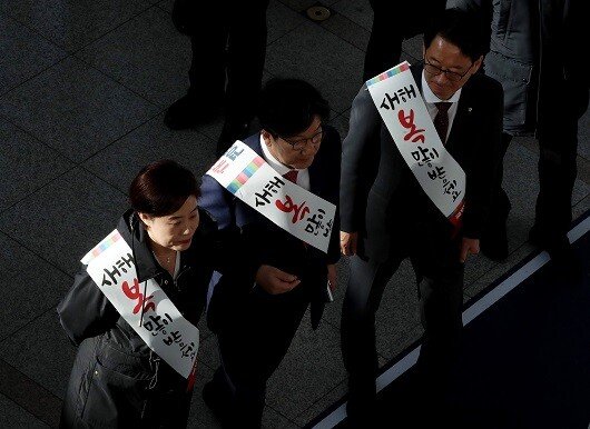 국힘은 한심, 민주는 경박? 여야, 명절에도 거침없이 '치고받기' : 네이트 뉴스