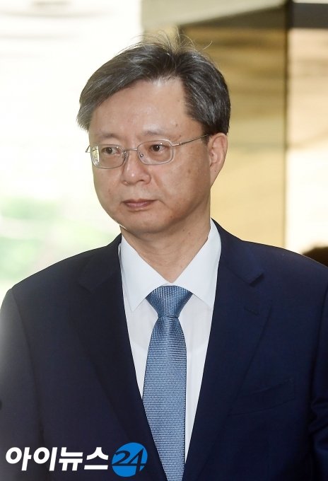 항소심서 '징역 1년'으로 감형된 우병우… 항소심서 '징역 1년'으로 감형된 우병우…