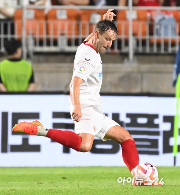 [포토]라키티치, 회심의 슈팅 : 네이트 스포츠