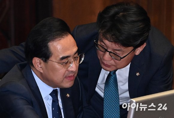 [포토]박홍근-진성준, '머리 맞댄 민주당 원내지도부' : 네이트 뉴스