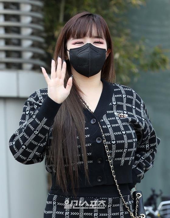 [포토] 박봄 '봄바람에 눈이 감겨요' : 네이트 연예