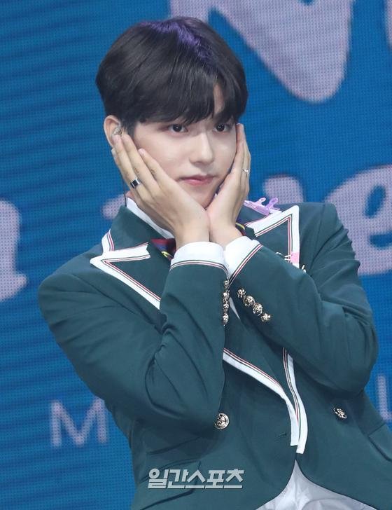 [포토] 이진우 '꽃받침이 대세라서' : 네이트 연예