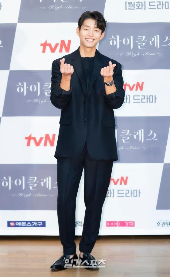[포토] 하준 '누나들에 묻혀서 러블리' : 네이트 연예