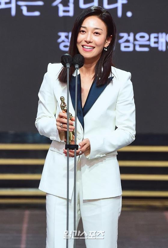[포토]장영남, '함께 고생한 배우들께 영광을' : 네이트 연예