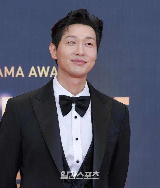[포토] 지현우 '먼 곳을 응시하며' : 네이트 연예