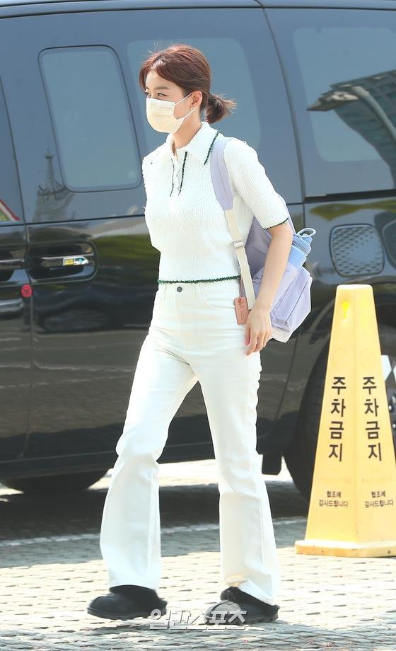 [포토] 방송국 향하는 장희진! : 네이트 연예