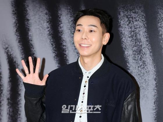 [포토] 로꼬, '멋진 손인사' : 네이트 연예
