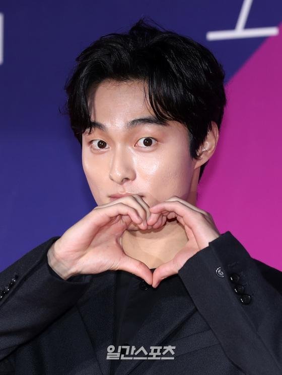 [포토] 윤찬영, '깜찍한 하트' : 네이트 연예