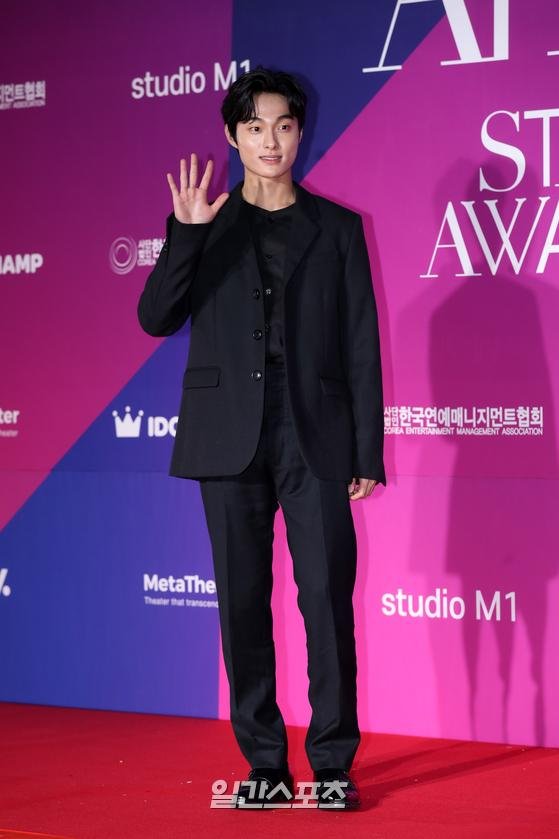 [포토] 윤찬영, '수줍은 손인사' : 네이트 연예