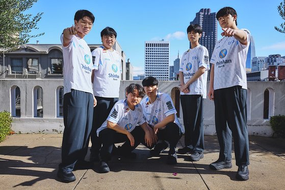DRX, T1 3-2로 꺾고 창단 첫 롤드컵 우승 : 네이트 뉴스